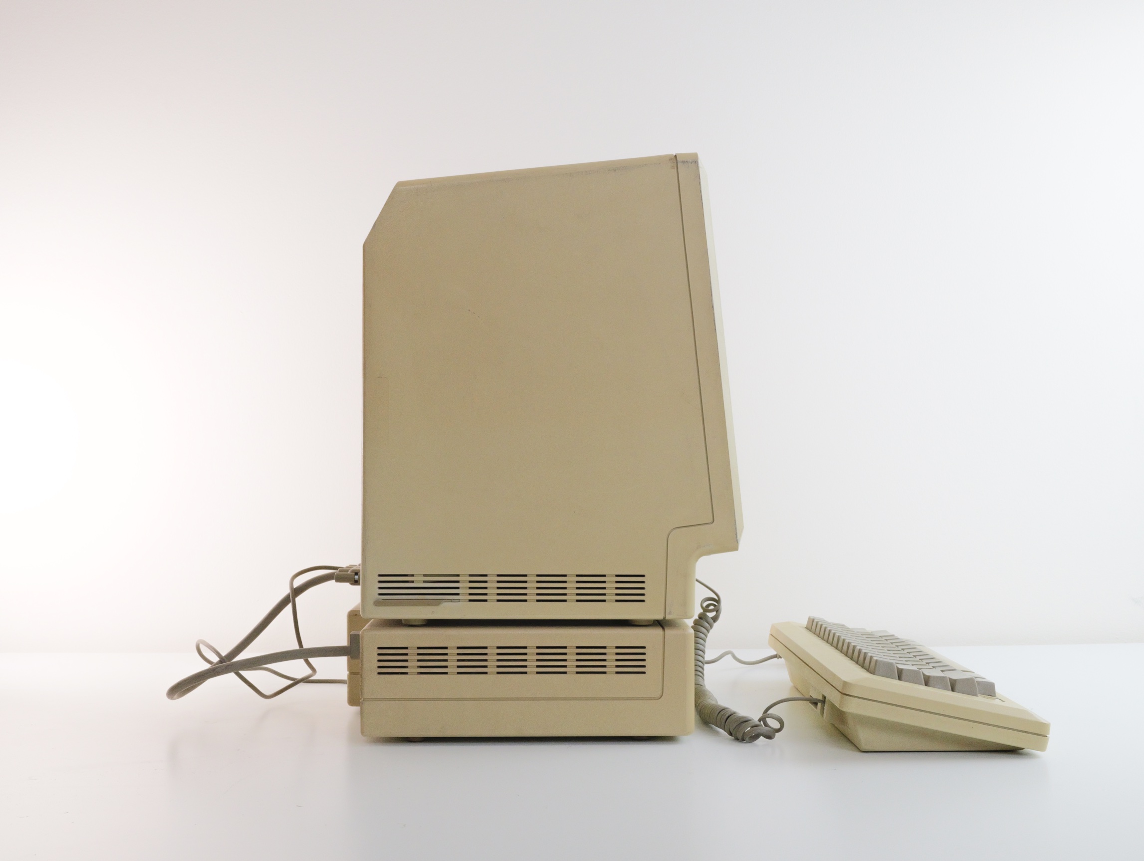 Macintosh 512K enhanced side view; shown with keyboard, mouse, and Macintosh Hard Disk 20