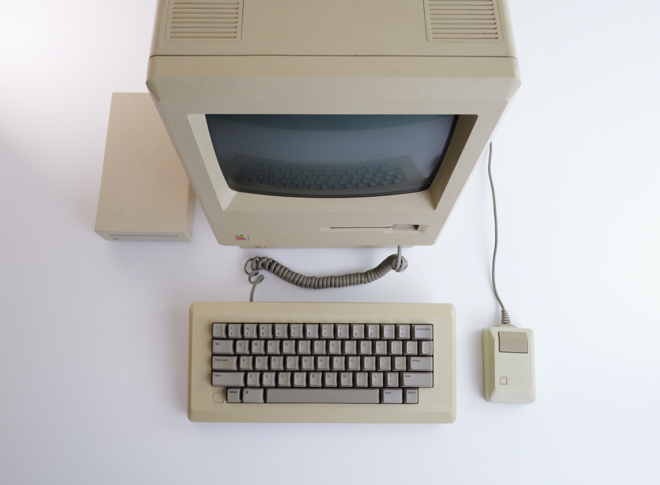 Macintosh 512K enhanced top view; shown with keyboard, mouse, Macintosh Hard Disk 20, and Macintosh 800K External Drive